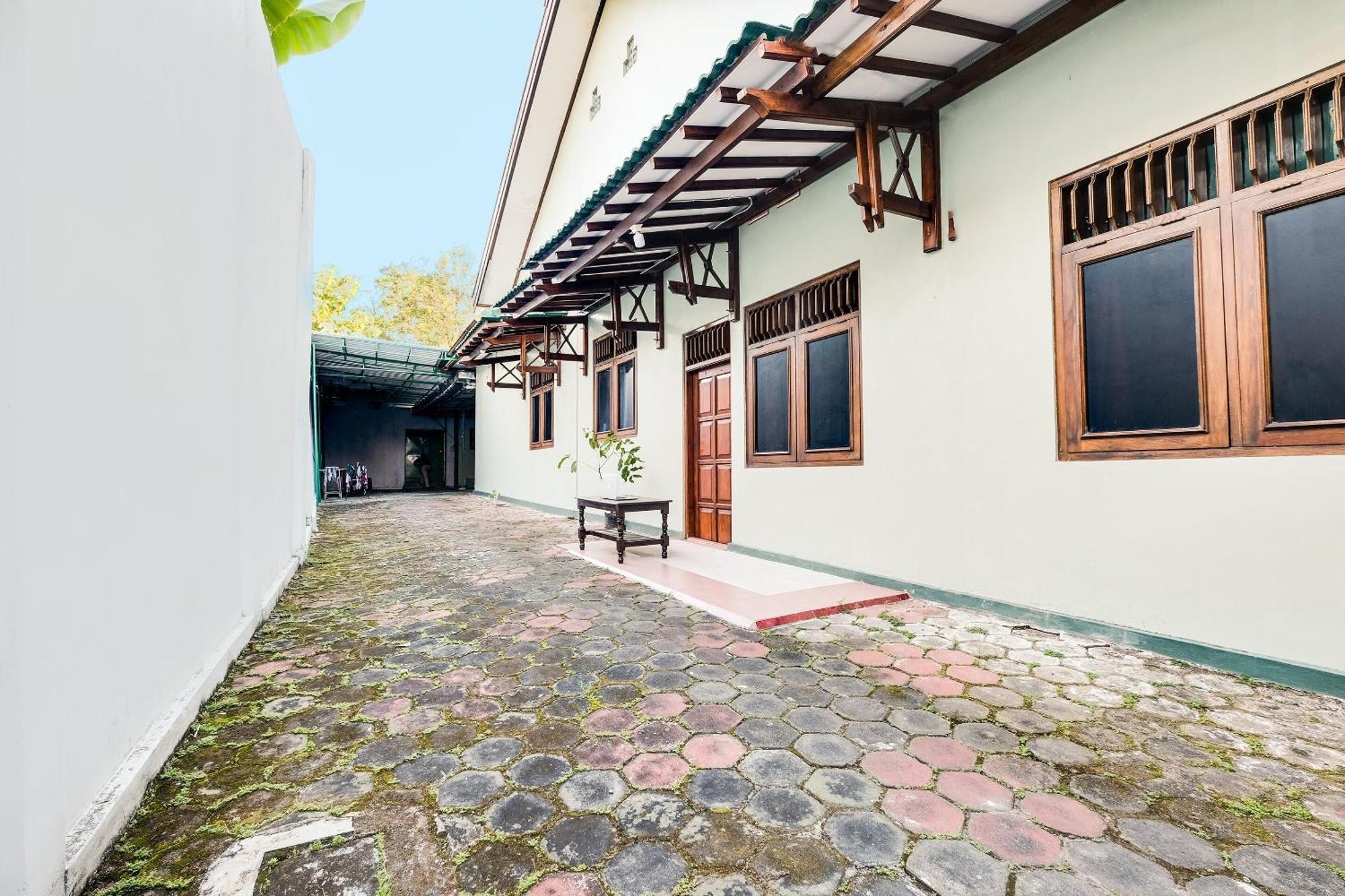 Spot On 92068 Pudja Kesuma Homestay Syariah Джок'якарта Екстер'єр фото