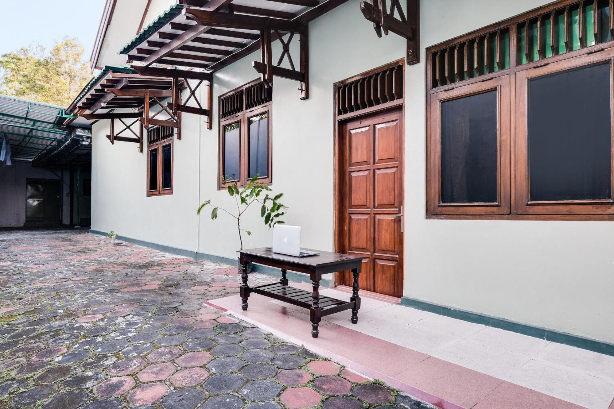 Spot On 92068 Pudja Kesuma Homestay Syariah Джок'якарта Екстер'єр фото