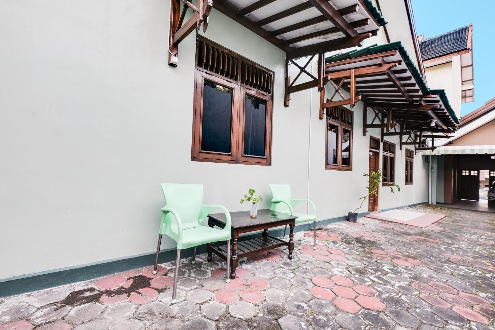 Spot On 92068 Pudja Kesuma Homestay Syariah Джок'якарта Екстер'єр фото
